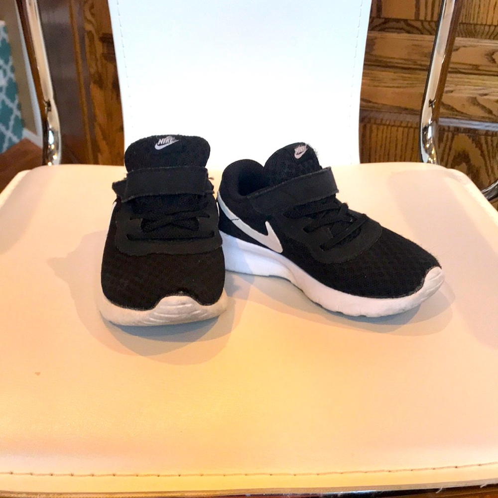 Classic boys black and white Nike sneakers-size 9